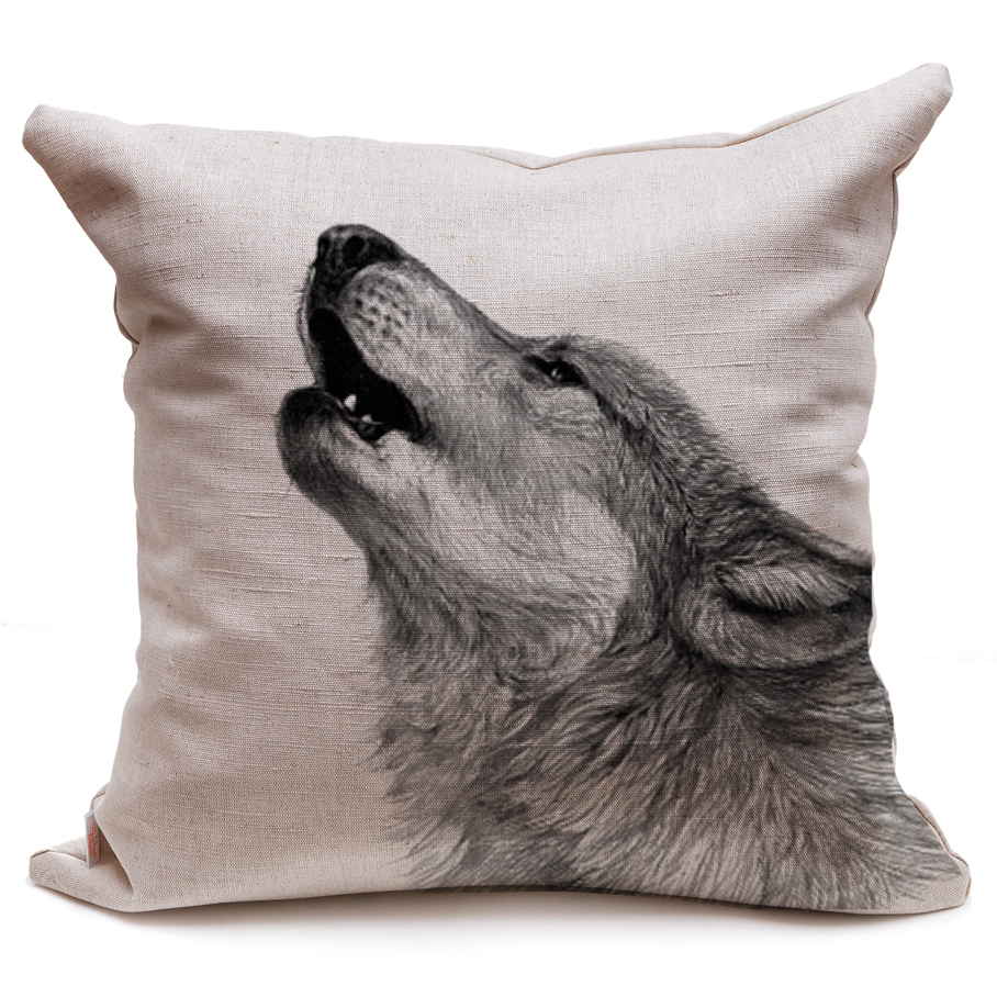 Декоративная подушка с волком