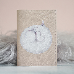 Обложка на паспорт "Белая кошка свернулась клубочком и сладко спит" (бежевый, натуральная кожа)
